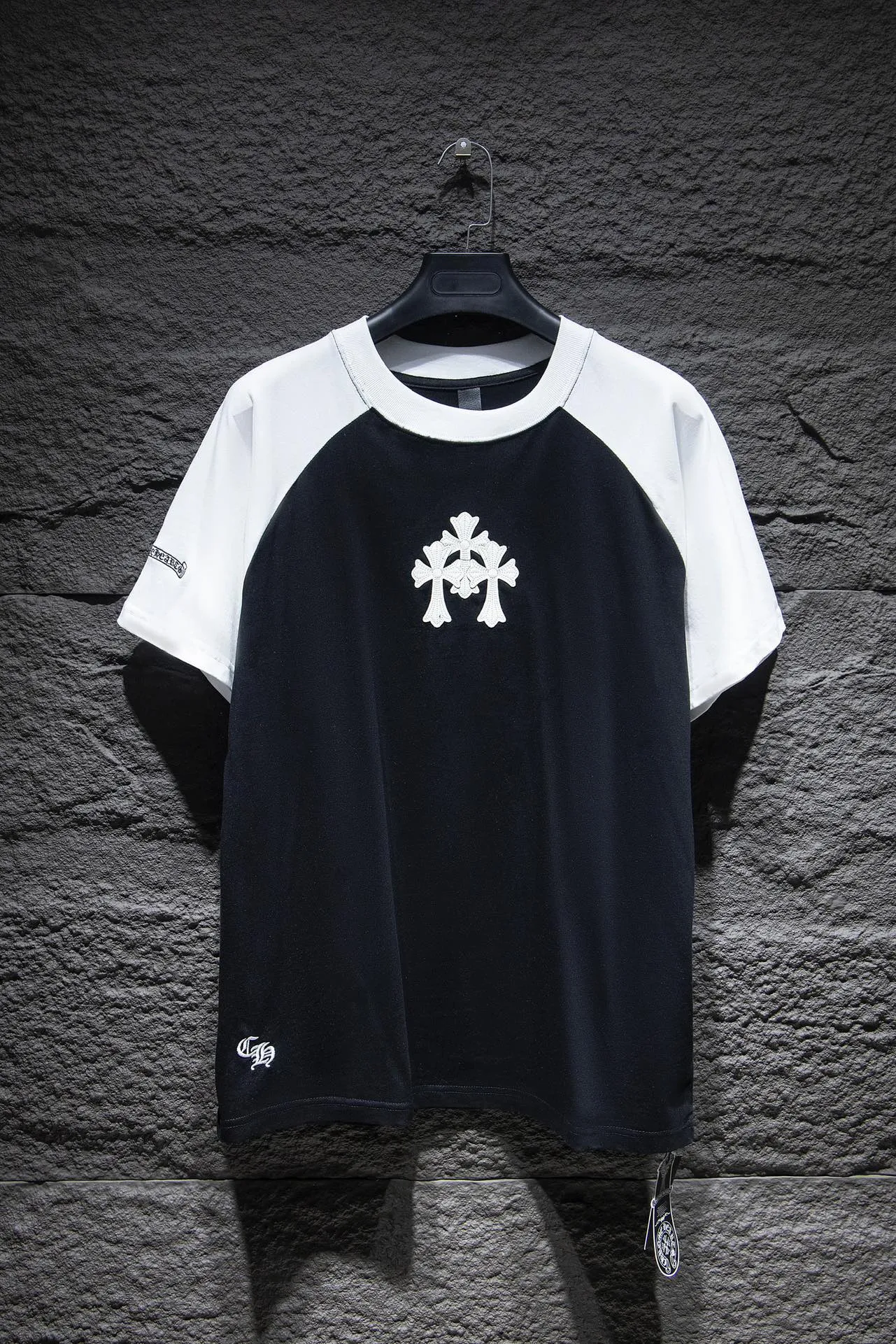 P178 🆕Chrome Hearts os version is really charming and Chrome Hearts is really a must-have. Each season's new version is made to the extreme. It is very practical and can be worn casually. Nice✔️ - ⚠️100% cotton. It is made of 32-count double yarn, 260-gram weight fabric and imported knitted carded cotton. It has moderate thickness, drape and contour, and the upper body is comfortable! ! It is very tolerant to fat body types and can instantly lose five pounds after wearing it!  Front panel #Back panel Simple elements# Artistic arrangement of English letters. Imported Tajima high-density heavy-duty embroidery technology. The fonts are three-dimensional and full. The letters are embroidered by imported machines after adjusting according to the original details. The thickness is moderate. The hardware is imported hardware accessories. Handmade elements are added to the body, which greatly increases the interest of the clothing; unique visual effects. After special fraying effect treatment, a unique distressed effect is formed. An irregular hem is added to the version. This year, Crow Heart is focusing on the version. In the past two years, the oversize version has become the focus of the trend. It has also been a popular staple in the past two years. The change of designers has made this brand an instant hit. The progressive fashion of the times also needs the blood impact of fresh elements and trendy designs in order to continue its glory! It’s stylish both inside and outside, a must-have for high street travel! An absolute "eye-catching style" that can match couples 💏 Color: Black White Size: S M L XL